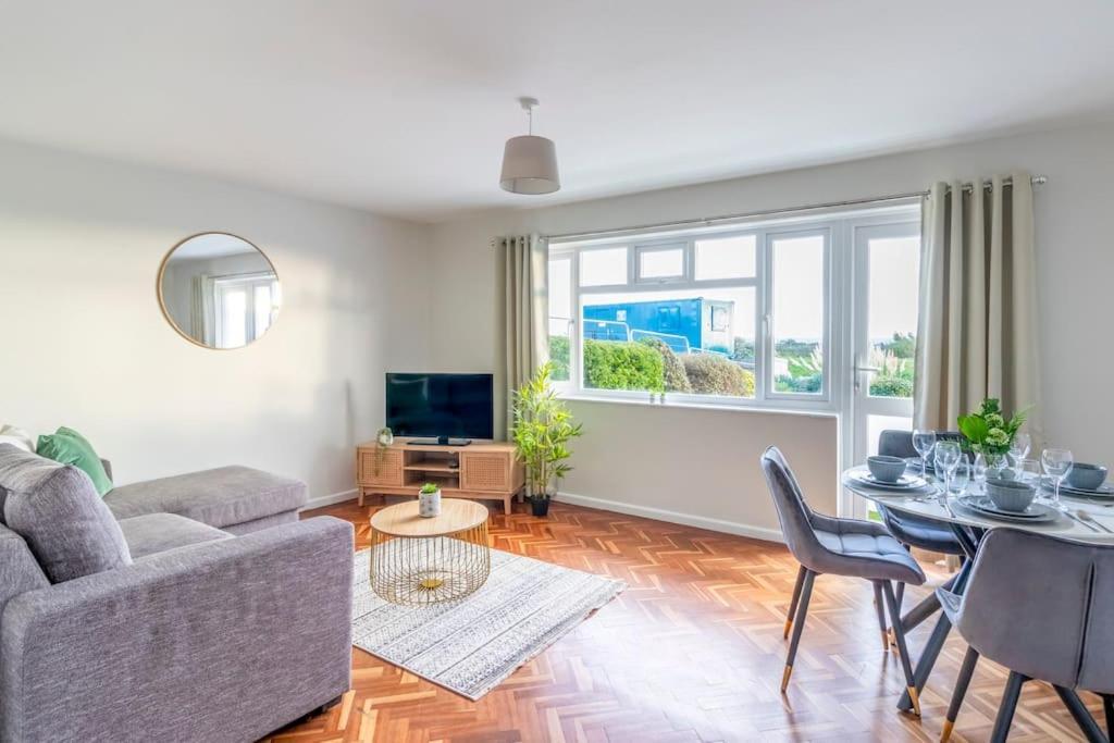 Spacious Sea View 2 Bedroom Sleeps 6-Free Parking บอร์นมัธ ภายนอก รูปภาพ