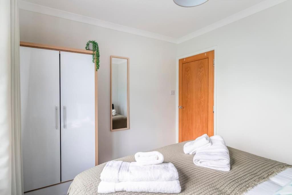 Spacious Sea View 2 Bedroom Sleeps 6-Free Parking บอร์นมัธ ภายนอก รูปภาพ