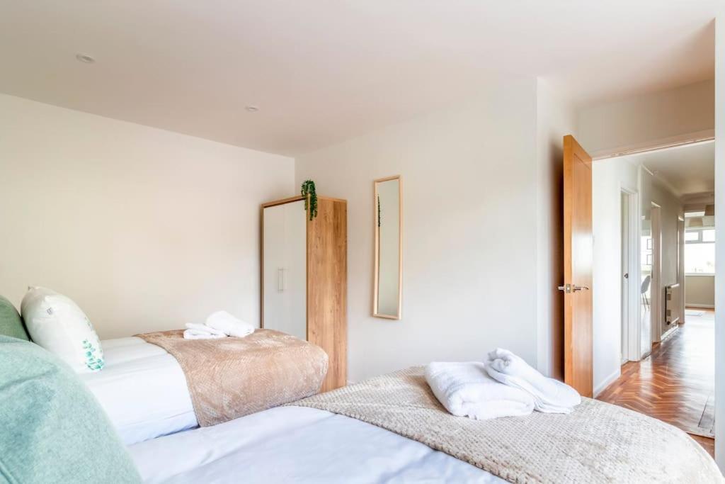 Spacious Sea View 2 Bedroom Sleeps 6-Free Parking บอร์นมัธ ภายนอก รูปภาพ